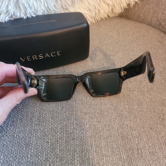 Versace sunglasses, Brand New without tags sunglasses, authentic - Picture 8 of 15